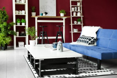 Rahat kanepesi ve masası olan modern bir oda.