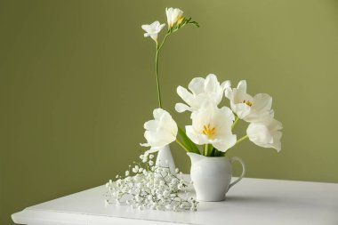 Renk arka plan masaya güzel çiçek ile sürahi