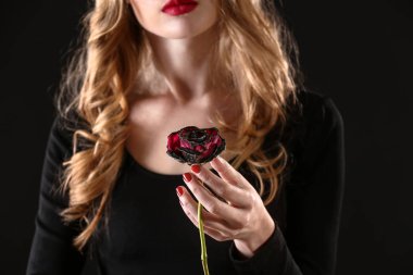 çiçek koyu arka plan üzerine ile güzel genç kadın