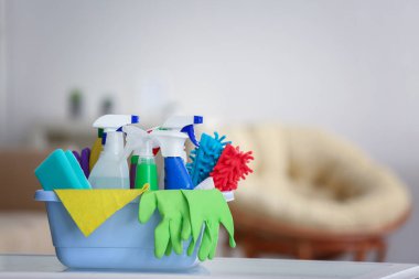 Temizlik malzemeleri masada evde ile Havzası