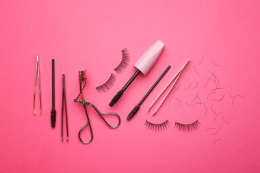 Sahte kirpik ve araçlarıyla renk arka plan üzerinde maskara
