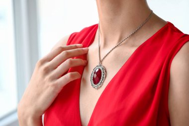 Güzel takı kapalı, closeup ile genç kadın