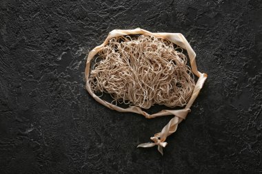 Koyu arka planda beyin şeklinde şerit ile ipler. Sağlıklı beyin kavramı