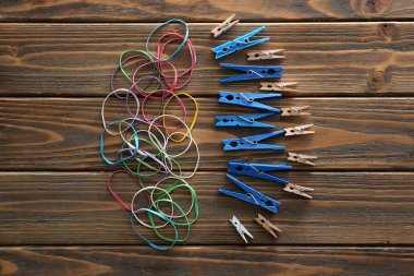 Ahşap arka planda beyin yaratıcı hemheres. Sağlıklı beyin kavramı