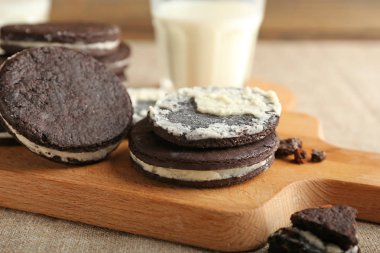 Ahşap masa, closeup lezzetli çikolatalı çerezleri