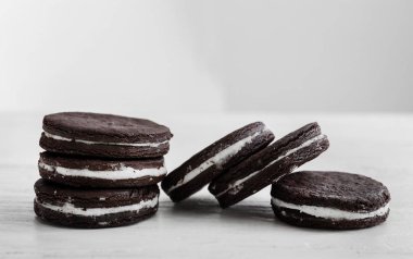 Beyaz masada lezzetli çikolata kurabiye