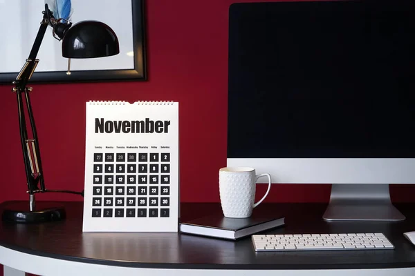 Перевернути календар на столі з сучасним комп'ютером — стокове фото
