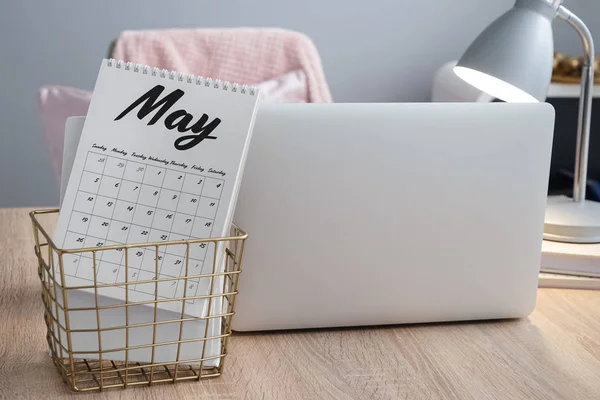 Flip calendar and laptop on table — Stock Photo, Image