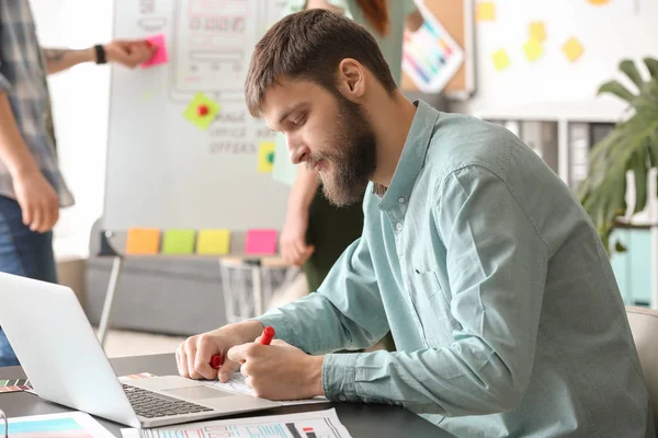 Male IT designer working in office — Stock Photo, Image