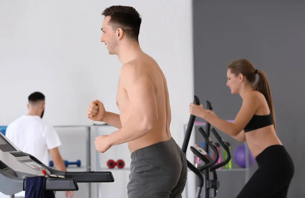 Spor salonunda treadmill sportif genç adam — Stok fotoğraf