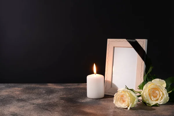 Boş cenaze çerçeve, mum ve siyah arka plan masaya çiçek — Stok fotoğraf