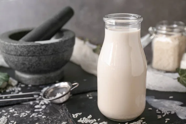 Бутылка здорового рисового молока на столе — стоковое фото