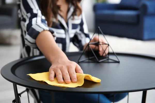 De schoonmaak tabel vrouw op kamer — Stockfoto