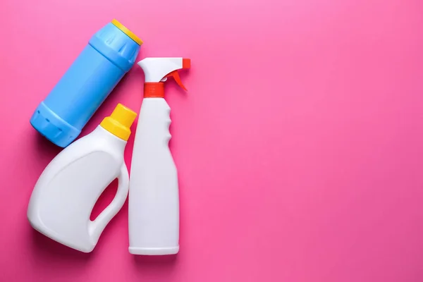 Conjunto de detergentes sobre fundo de cor — Fotografia de Stock