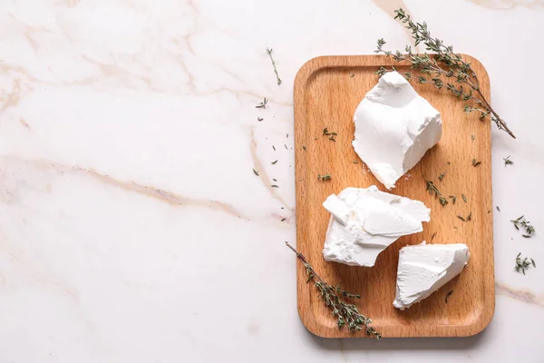 Prato com queijo feta saboroso na mesa leve — Fotografia de Stock