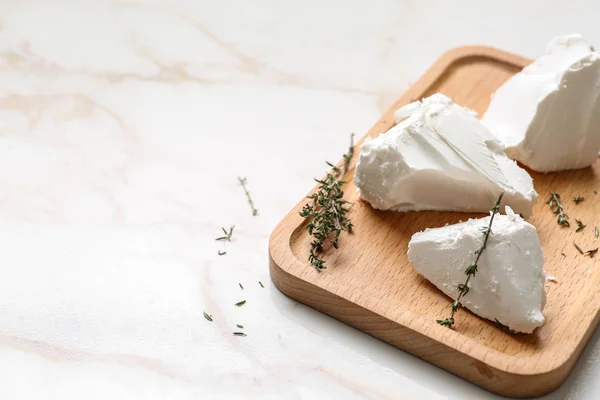 Prato com queijo feta saboroso na mesa leve — Fotografia de Stock