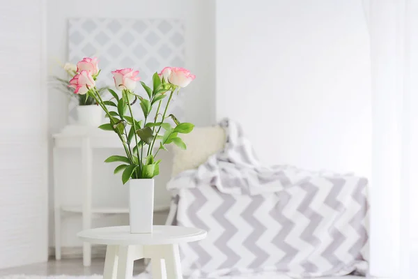 Vaso com belas flores na mesa no quarto — Fotografia de Stock