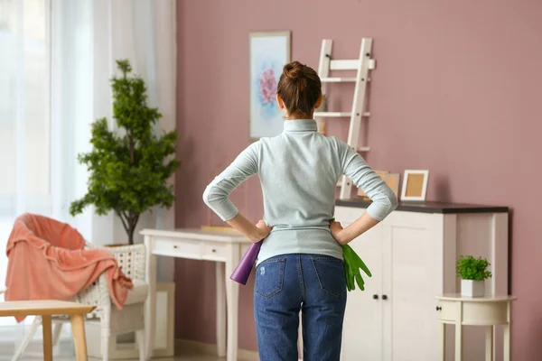 Ung kvinna är redo för att rengöra ett rum — Stockfoto