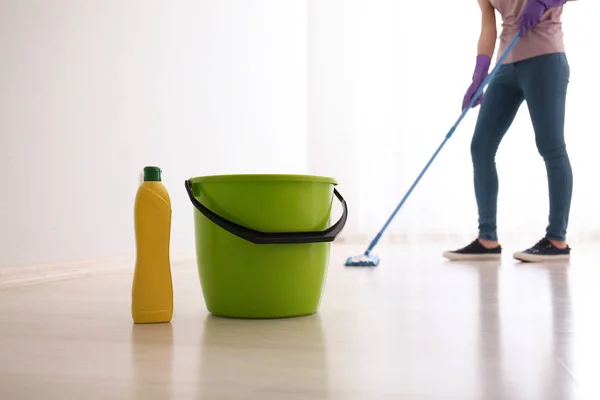 Reinigung des Fußbodens im Zimmer — Stockfoto