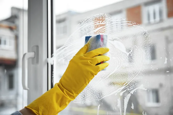 Cleaning of window at home — Stock Photo, Image