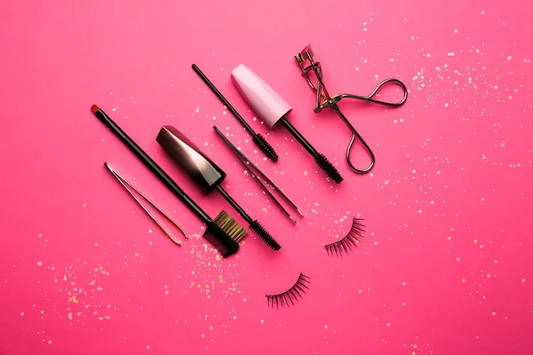 Mascara with false eyelashes and tools on color background — Stock Photo, Image