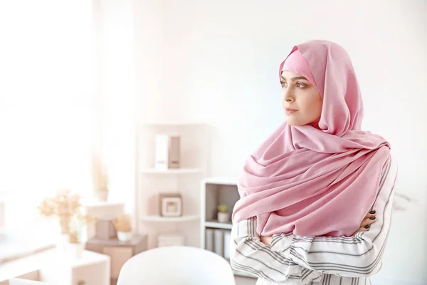 オフィスでイスラム教徒の女性の肖像 — ストック写真