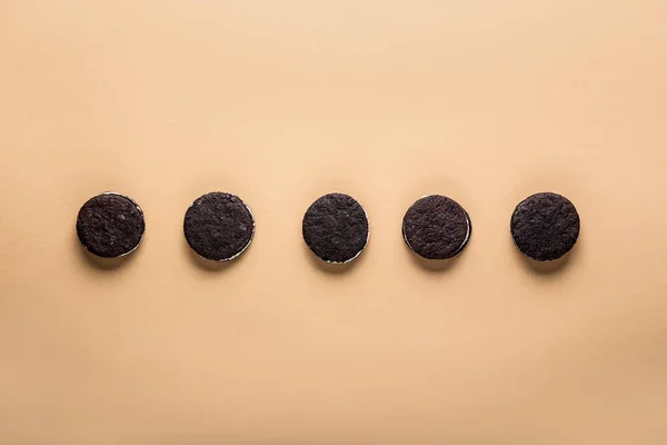 Ízletes csokoládé cookie-kat, a háttér színét — Stock Fotó
