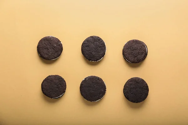 Biscoitos de chocolate saborosos no fundo da cor — Fotografia de Stock