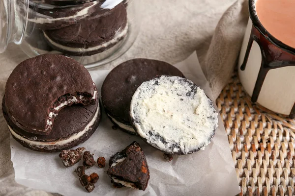Tasty chocolate cookies on wicker tray, closeup — Stock Photo, Image