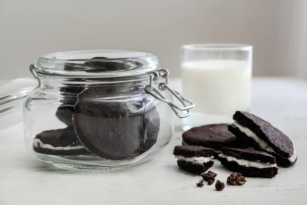 Jar with tasty chocolate cookies on white table — Stock Photo, Image