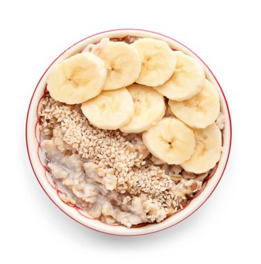 Beyaz arka planda lezzetli yulaf ezmeli kase