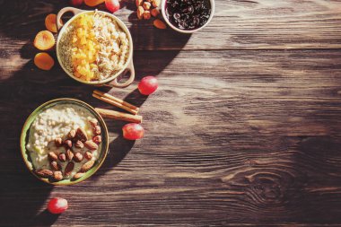 Ahşap masa üzerinde lezzetli tatlı yulaf ezmesi