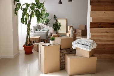 Odada eşyalarla kutular taşıma