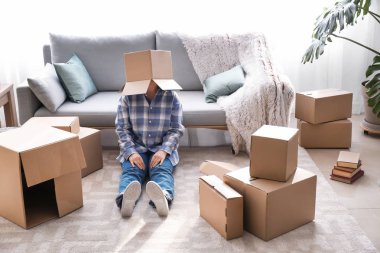 Odada hareketli kutular ile komik kadın