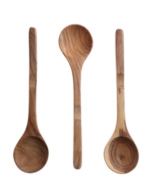 Beyaz arkaplanda tahta kaşıklar