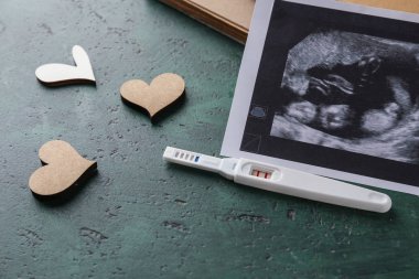 Renk arka planda sonogram görüntü ve gebelik testi