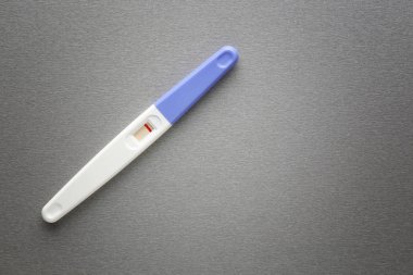 Gri arka planda negatif gebelik testi