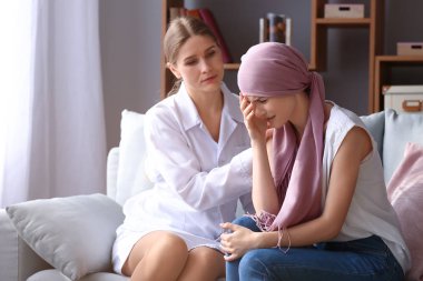 Hastanede kemoterapi ziyaret Doktor sonra umutsuz kadın
