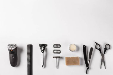 Erkek tıraş aksesuar beyaz arka plan üzerinde kümesi