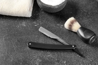 Gri arka plan üzerinde erkek tıraş aksesuar seti