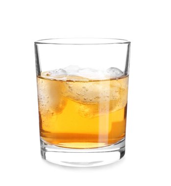 Beyaz arka planda bir bardak viski.