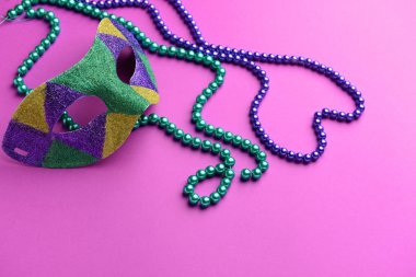 Renk arka planda boncuk ile şenlikli maske
