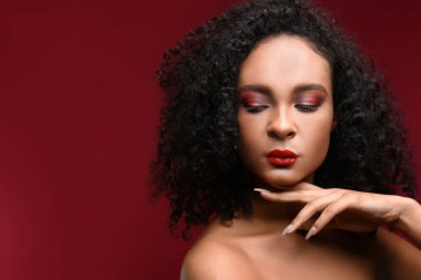 Renk arka plan üzerinde güzel Afrikalı-Amerikalı kadın portresi