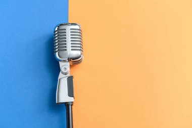 Renkli arkaplanda Retro mikrofon