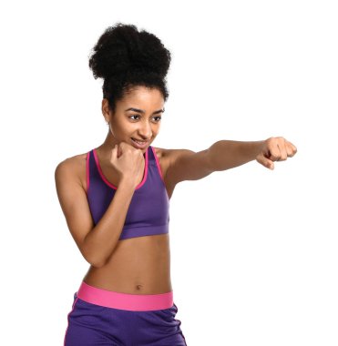 Beyaz arka plan üzerinde kadın Afrikalı-Amerikalı boksör