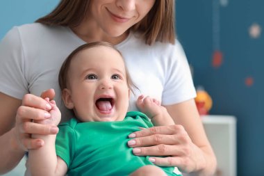 Evde anne ile sevimli bebek çocuk