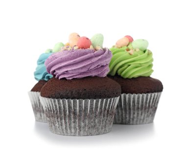 Beyaz arka plan üzerinde tatlı Paskalya kek