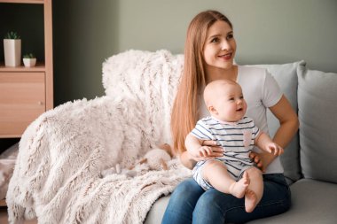 Evde sevimli bebek kız ile mutlu anne