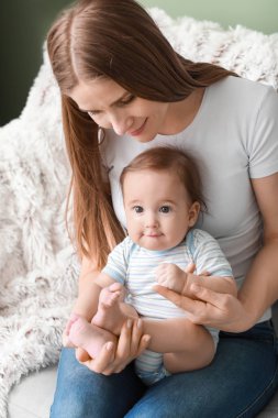 Evde sevimli bebek çocuk ile mutlu anne