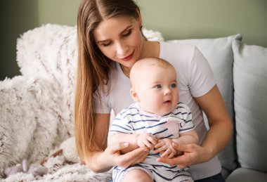Evde sevimli bebek kız ile mutlu anne